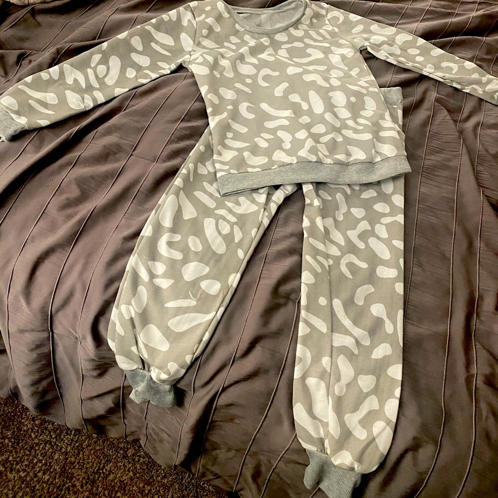3/$10 Lounge outfit, light material